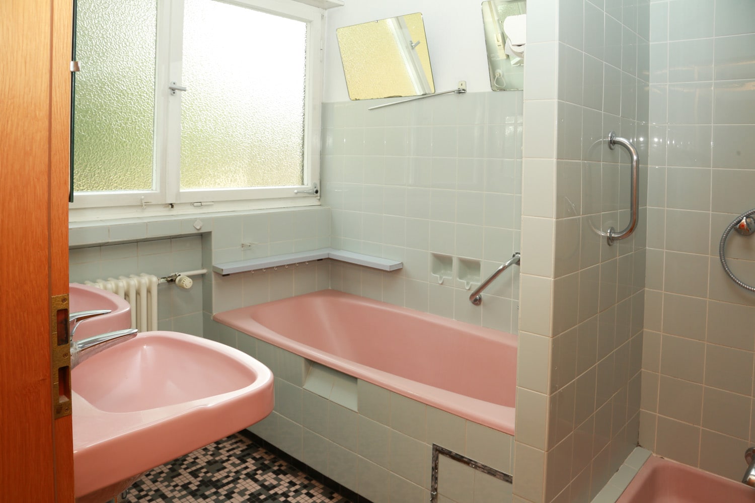 Kundenbild eines typischen Altbau-Badezimmers, welches von PURE3D digital gestaged werden sollte.