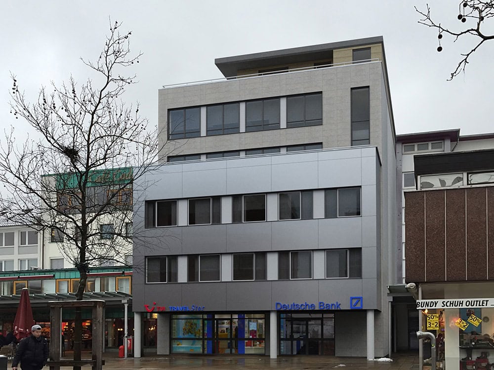 Vorher-Nachher-Vergleich einer modernisierten Gebäudefassade als 3D-Fotomontage