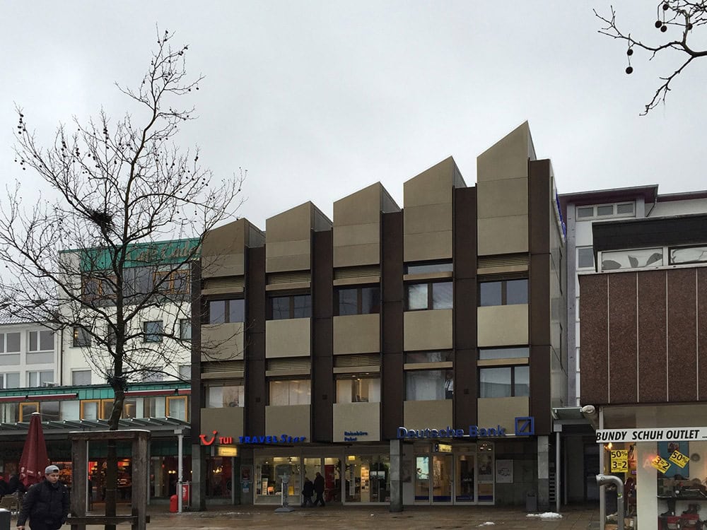 Bestandsfoto einer Gebäudefassade vor der Modernisierung
