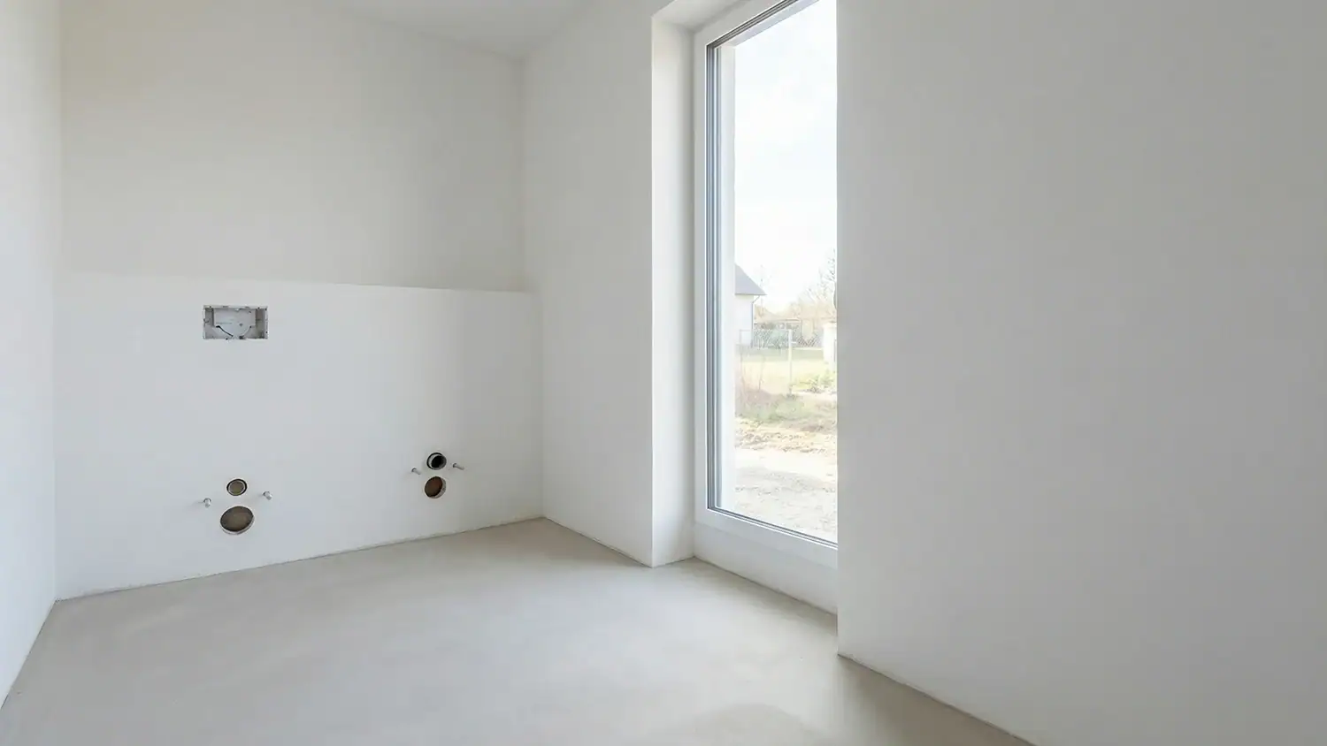 Vorher-Bild eines leeren Badezimmers für virtuelles Home Staging im 16:9-Format