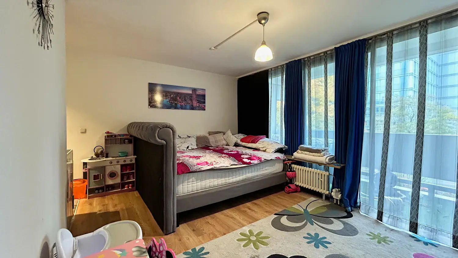 Digital eingerichtetes Kinderzimmer als Nachher-Bild für virtuelles Home Staging im 16:9-Format