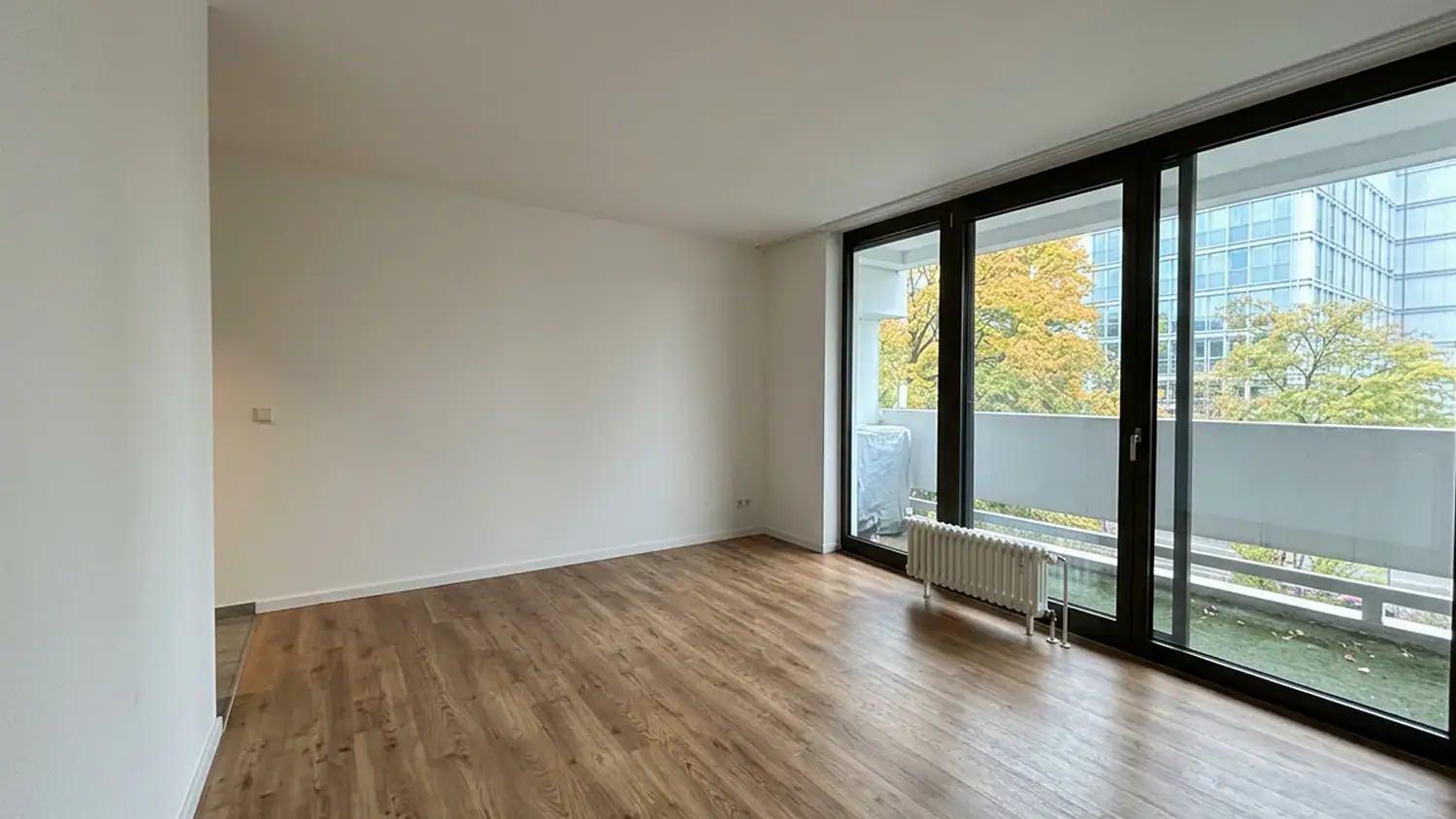 Leeres Kinderzimmer als Vorher-Bild für virtuelles Home Staging im 16:9-Format