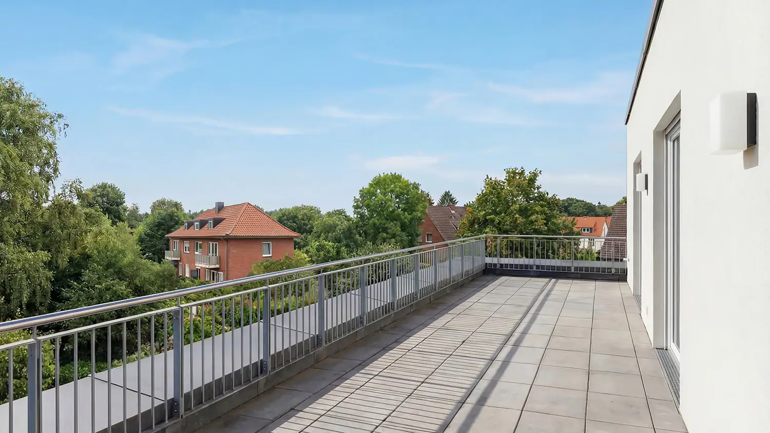 Vorher-Bild einer leeren Terrasse für virtuelles Home Staging im 16:9-Format