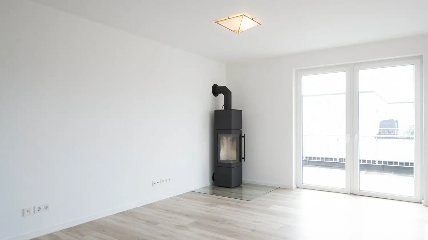 Vorher-Bild eines leeren Wohnraums für virtuelles Home Staging im 16:9-Format