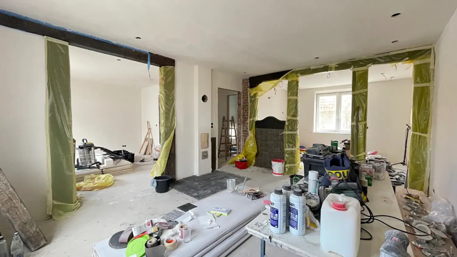 Vorher-Bild eines leeren Wohnzimmers für virtuelles Home Staging im 16:9-Format