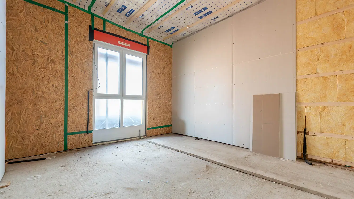 Rohbau-Foto digital ausgebaut und eingerichtet als virtuelles Home Staging im 16:9-Format