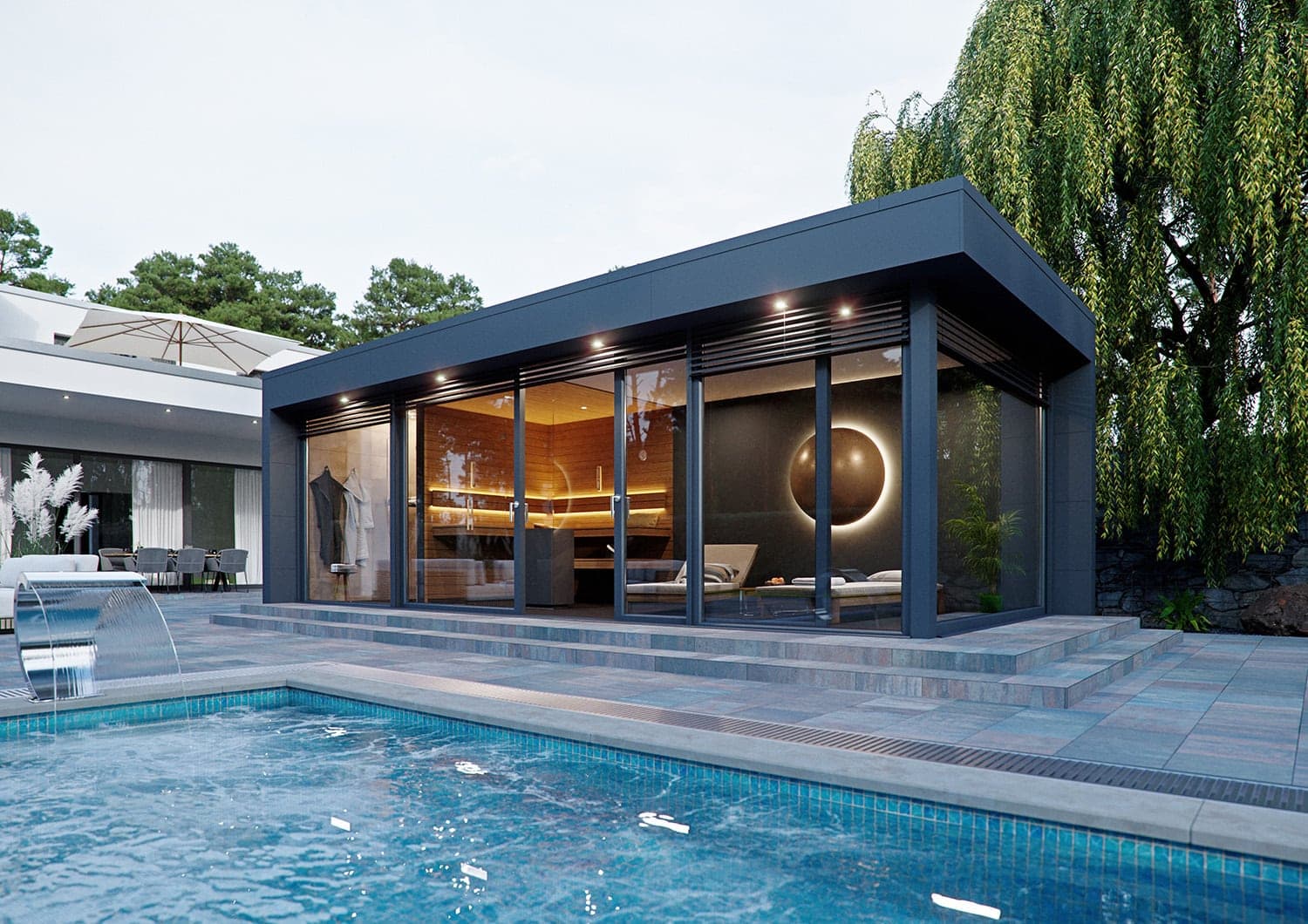 Außenansicht eines modernen Saunahauses mit großer Glasfront am Pool im Abendlicht