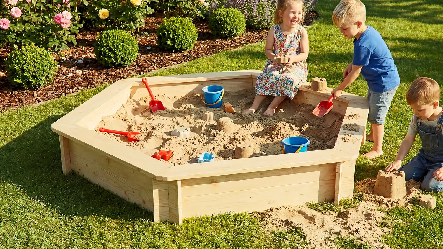 Visualisierung von Gartenspielgeräten mit spielenden Kindern